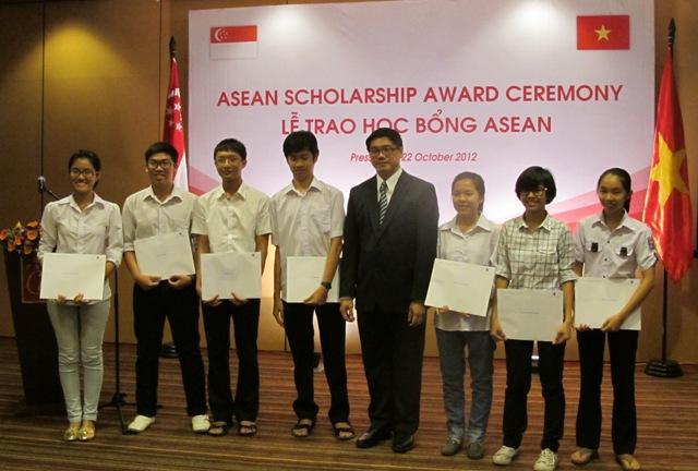 Chín học sinh Việt Nam nhận Học bổng ASEAN